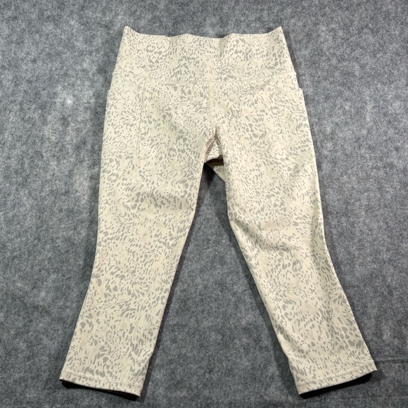 Athleta Pants - Athleta Womens Gray/Cream Salutation Stash Pocket II Print Capri‎ Size M